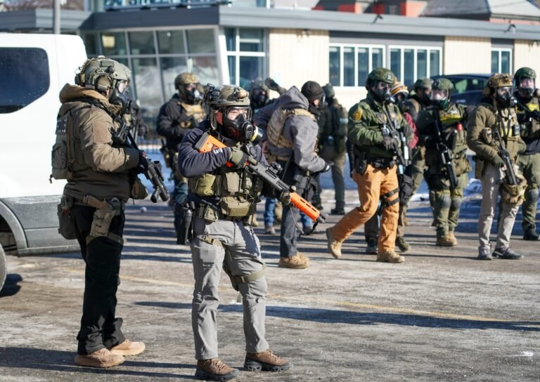 Al menos dos oficiales de la Oficina de Aduanas y Protección Fronteriza (CBP) dispararon sus armas contra Alex Pretti