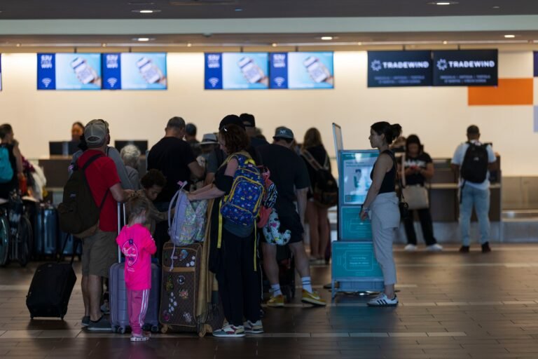 La migración, que en 2024 había aportado a estabilizar la población, volvió a reflejar una pérdida neta en el estimado más reciente