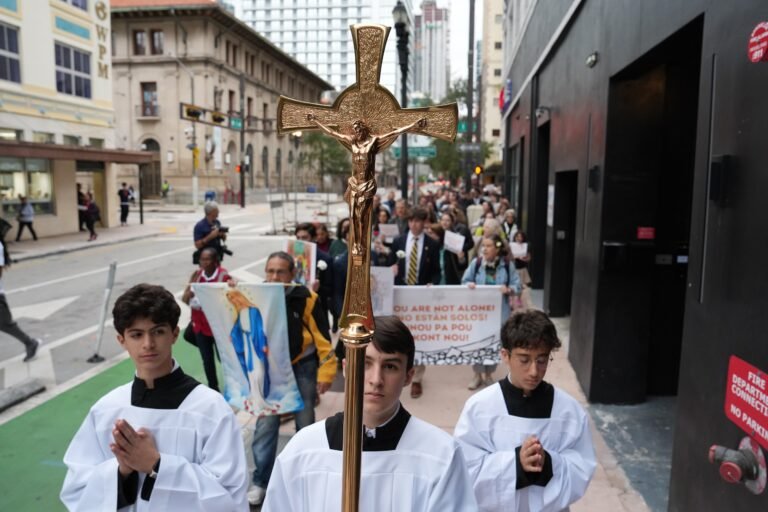 Más de 15 sacerdotes realizaron una procesión hacia un tribunal migratorio