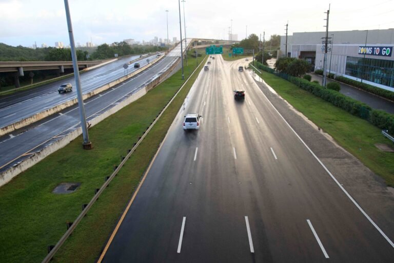 La Policía indicó que un tramo está obstruido por unos pedazos de mármol que cayeron de un camión