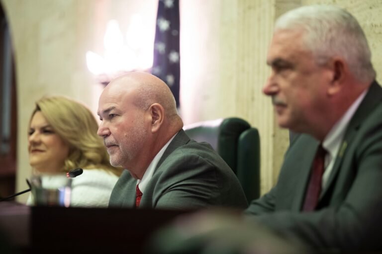 La gobernadora Jenniffer González propuso una vía alterna ante los obstáculos que su proyecto de ajuste a las tasas ha presentado