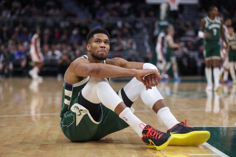 Desde antes de la temporada 2025-26 se viene considerando la posibilidad de que termine fuera de las filas de los Bucks de Milwaukee