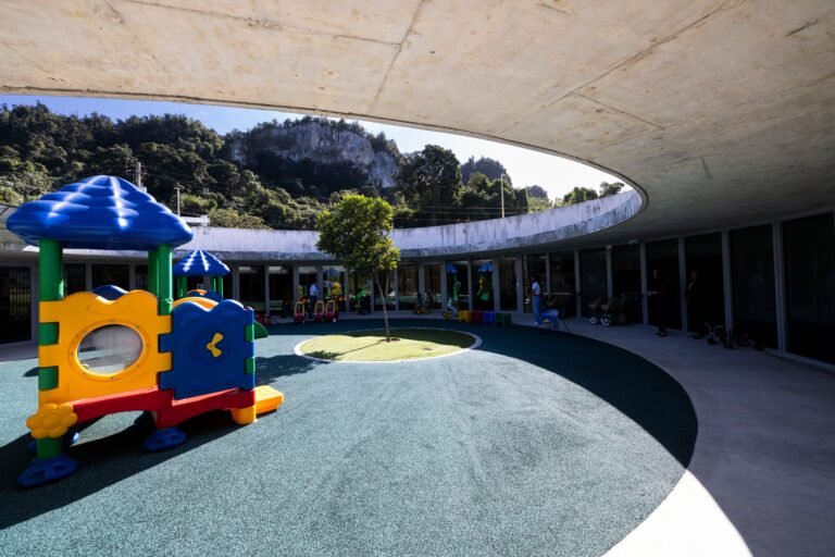 La estructura, diseñada por Toro Arquitectos, ha ganado reconocimientos por su innovación y atención a las necesidades de bebés e infantes