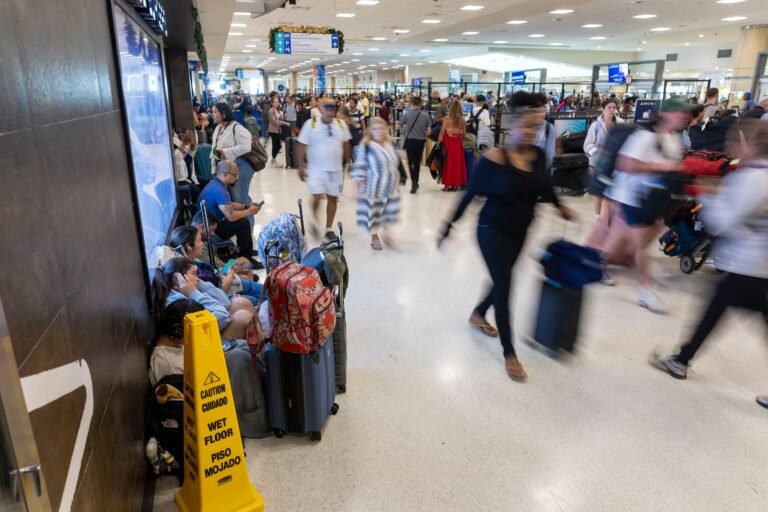 El gobierno atendió a sobre 300 viajeros con viajes cancelados debido al operativo militar de EE.UU. en Venezuela, y 25 pernoctaron en salones de hoteles habilitados provisionalmente