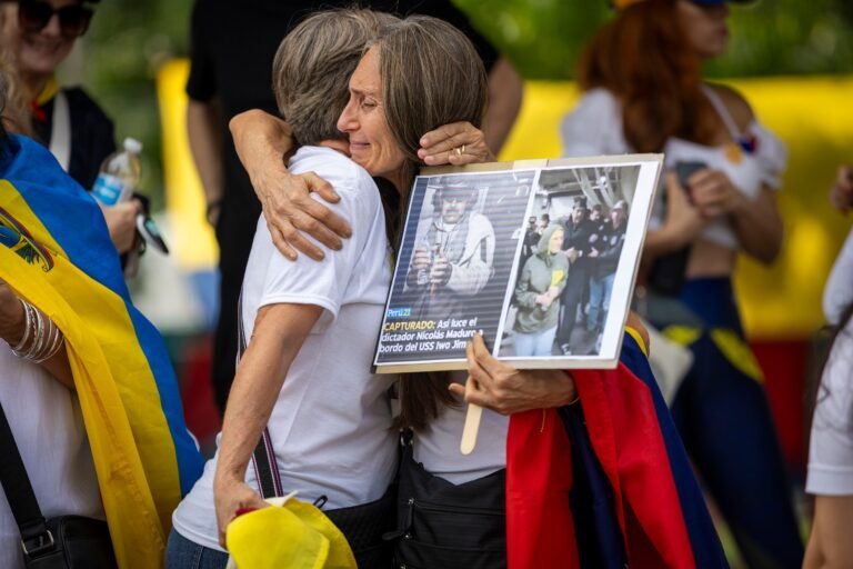 Durante una manifestación en la plaza Simón Bolívar, el grupo solicitó, además, la liberación de los presos políticos