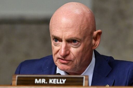 El senador Mark Kelly hizo un llamado a los militares a a desobedecer “las órdenes ilegales” de la Casa Blanca