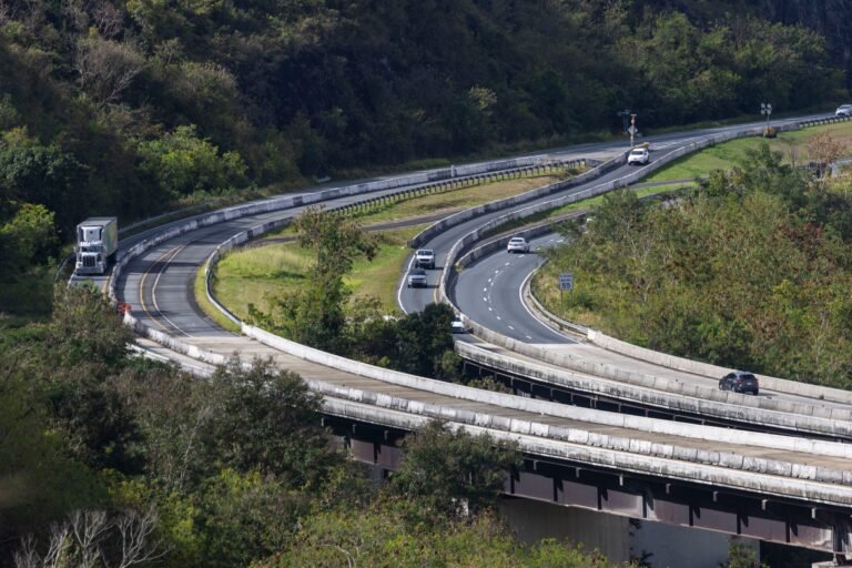Como ruta alterna, las autoridades recomendaron a los conductores desviarse hacia la carretera PR-1