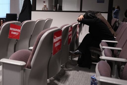 Familiares de las víctimas lloraron ante el tribunal durante el juicio a un exagente acusado de no impedir el tiroteo masivo en la escuela primaria