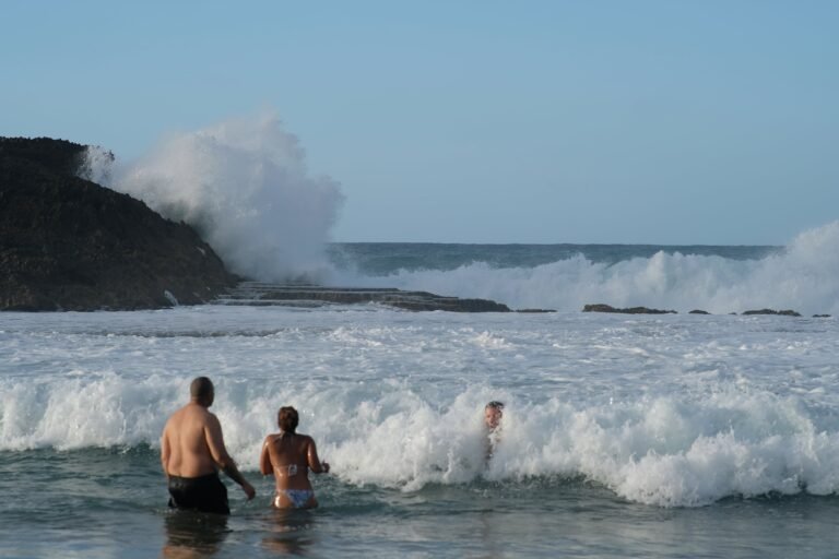 De otra parte, podrían registrarse aguaceros pasajeros en sectores del oeste y sur