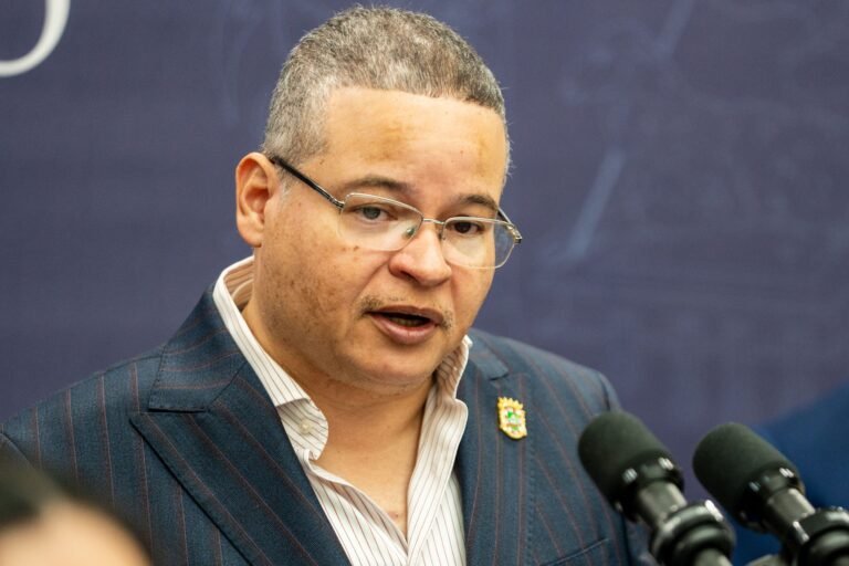 El examen se ofrecerá en dos ocasiones durante 2026, y la nueva contratación no impactará la repetición de la reválida con errores