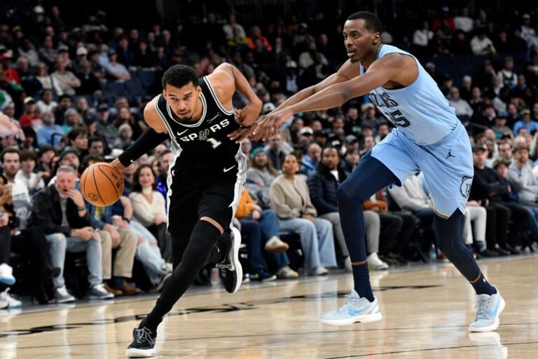 El centro y delantero de 6′4″ anotó 30 puntos pero aun así los Grizzlies de Memphis salieron con un triunfo 106-105
