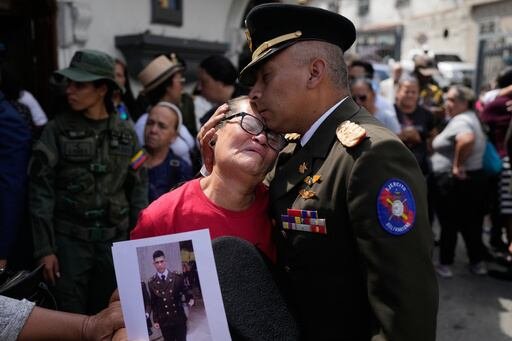 Cuando los féretros fueron enterrados, los disparos de una ceremonia militar resonaron en el cementerio