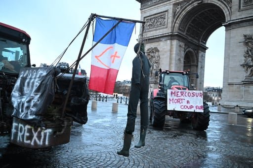 Agricultores franceses protestan contra el acuerdo comercial, temiendo impacto negativo en sus medios de vida