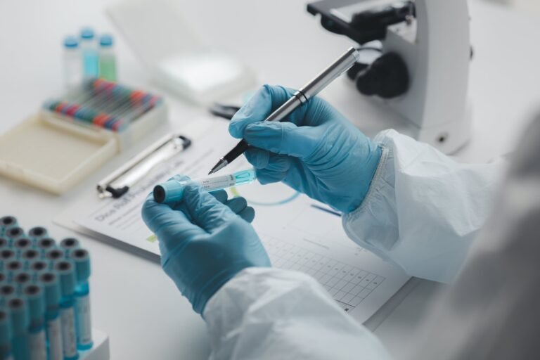 Además de la vacunación, la detección temprana y la recolección de datos adecuada son esenciales para una merma en los casos