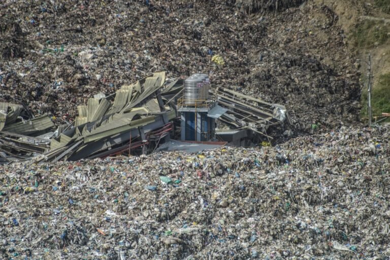Equipos de rescate continuaban la búsqueda luego que la montaña de tierra y desechos colapsara
