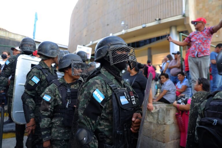 La congresista cayó al suelo, con su chaqueta y su camisa desgarrados por la explosión