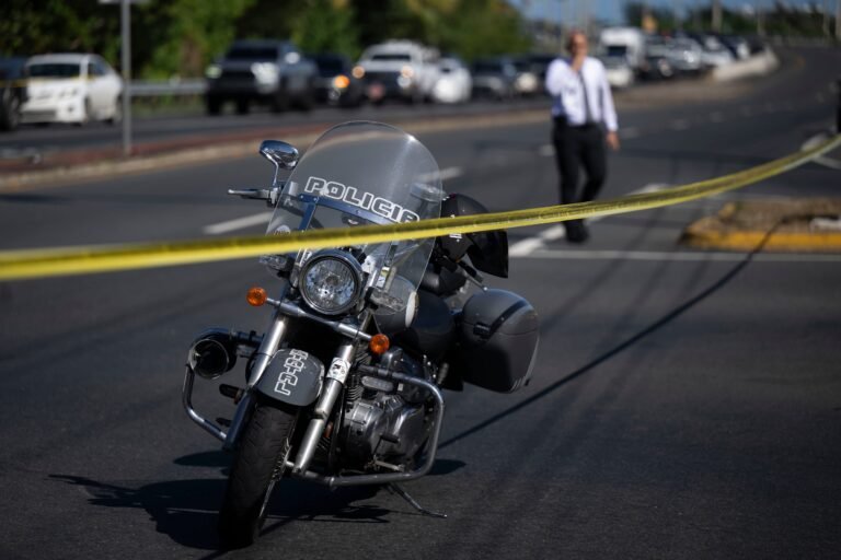 El conductor indicó a las autoridades que no se percató de la víctima, quien cruzaba fuera del paso peatonal