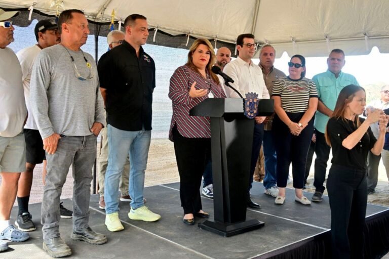 La gobernadora Jenniffer González anunció la asignación de $3.7 millones al ayuntamiento para reconstruir la rampa, destruida por el huracán María