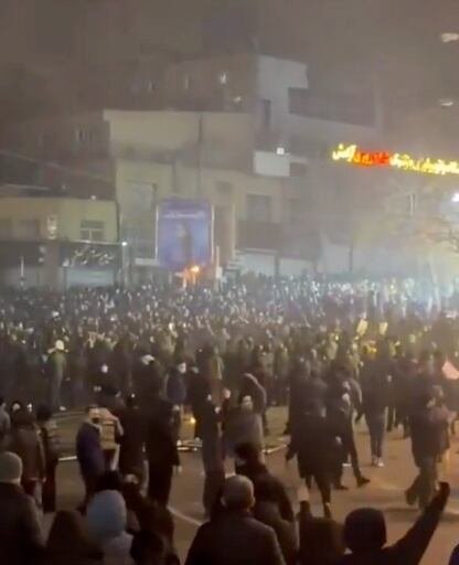 En medio del recrudecimiento de las manifestaciones en todo el país, el gobierno iraní ha cortado el acceso a Internet y a los servicios telefónicos a sus 85 millones de ciudadanos