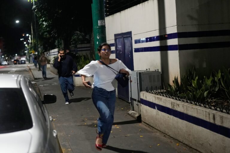 El gobierno sostuvo que los ciudadanos estadounidenses que aún se encuentran en el país deben buscar salir de manera urgente a través de las rutas disponibles