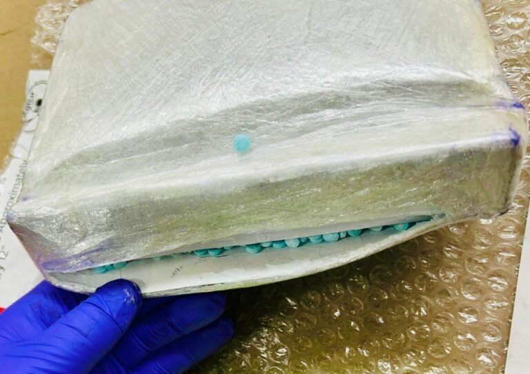 Los agentes federales arrestaron a una persona en relación al paquete enviado por el correo