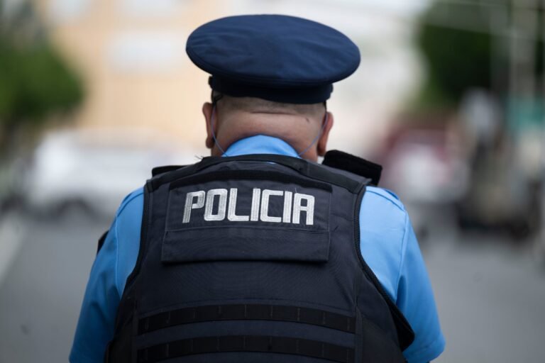 La víctima se dirigía a su carro cuando fue abordado por tres hombres con armas de fuego y una mujer que viajaba con ellos