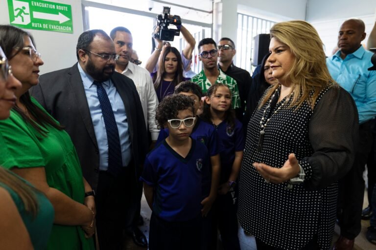 La gobernadora Jenniffer González anunció que, con fondos Medicaid y el programa CHIP, comenzará con un programa piloto en 101 escuelas