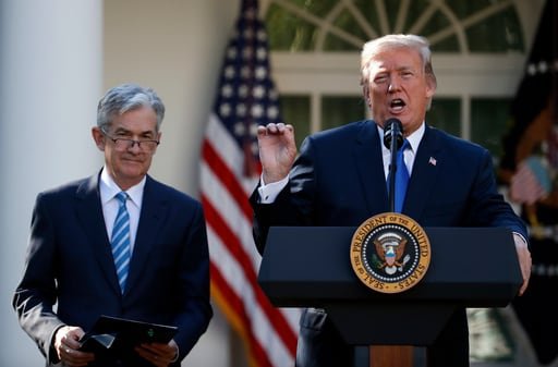El presidente Donald Trump intensifica la presión sobre el presidente de la Fed, Jerome Powell, aumentando la preocupación sobre la autonomía del banco central en las decisiones de política económica