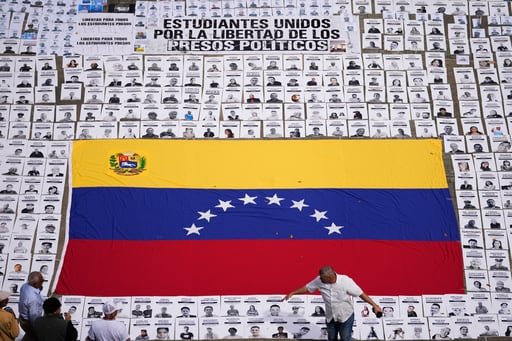 Las familias venezolanas registran cada vez más a sus seres queridos como "presos políticos", con la esperanza de que sean liberados tras una reciente muerte bajo custodia.