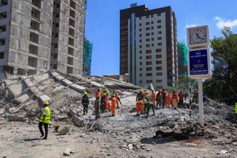 Las cuadrillas de rescate siguen excavando entre los escombros