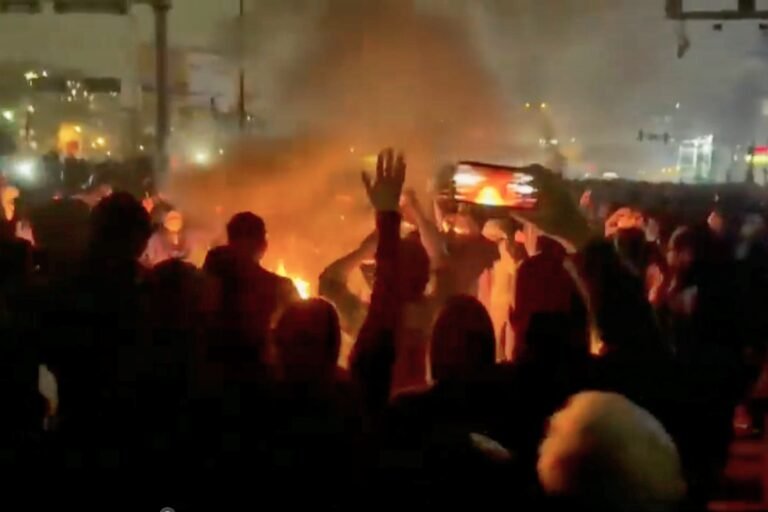 La cifra de muertos ha aumentado a 2,571, según activistas, mientras más de 18,000 personas han sido detenidas