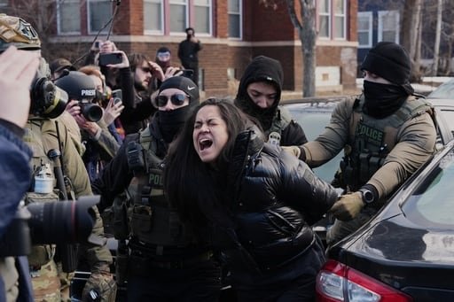 Una ciudadana estadounidense fue sacada por la fuerza de su vehículo y detenida por agentes federales durante un operativo migratorio