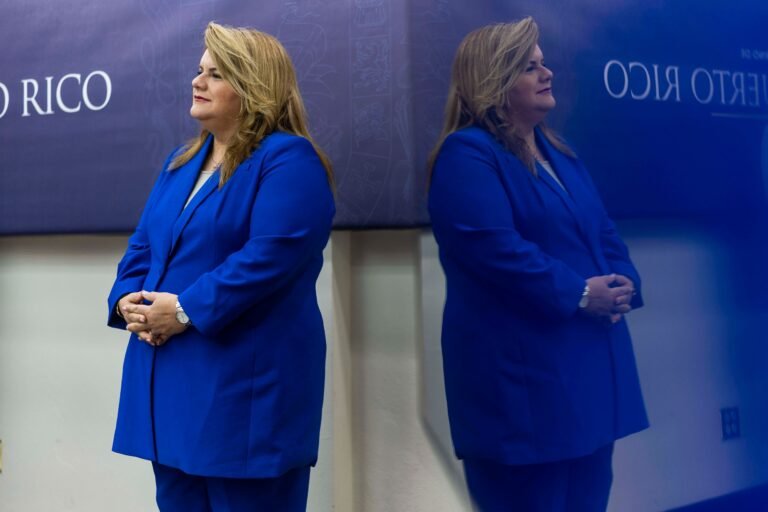 Una de las comunicaciones lee “promesa cumplida”, en referencia a la demanda contra LUMA Energy para la cancelación de su contrato