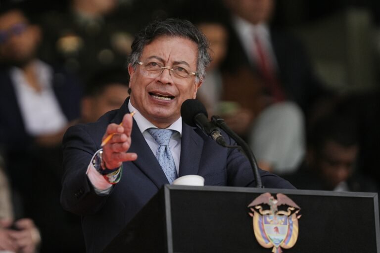 El viernes en un extenso mensaje en X el mandatario colombiano indicó haber conversado varias veces con su homólogo, Nicolás Maduro, sobre el asunto