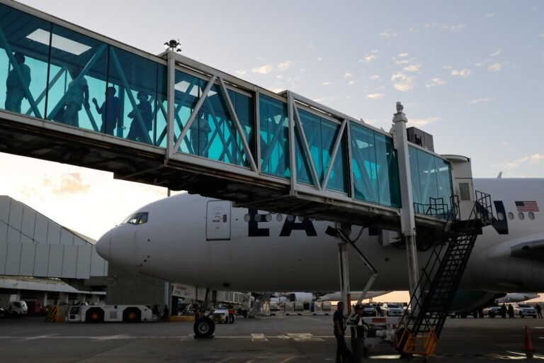 El avión de la empresa Eastern Airlines llegó al aeropuerto internacional Simón Bolívar