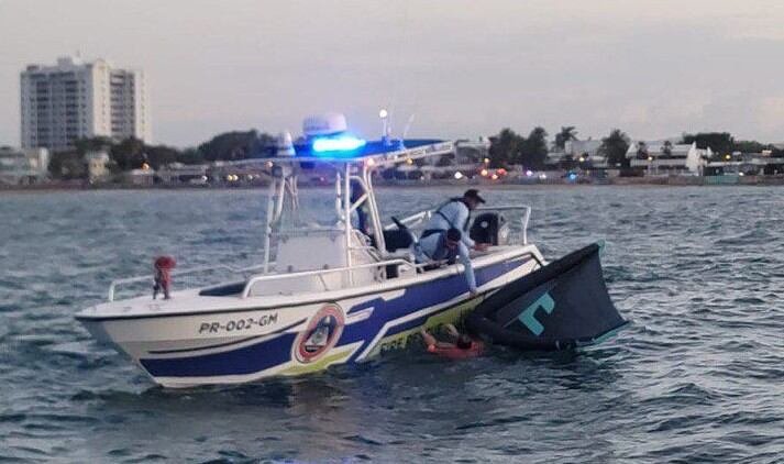 Personal de la Unidad Marítima de la OMME en San Juan realizó el exitoso rescate del hombre de 31 años en la costa frente a la Plaza del Indio