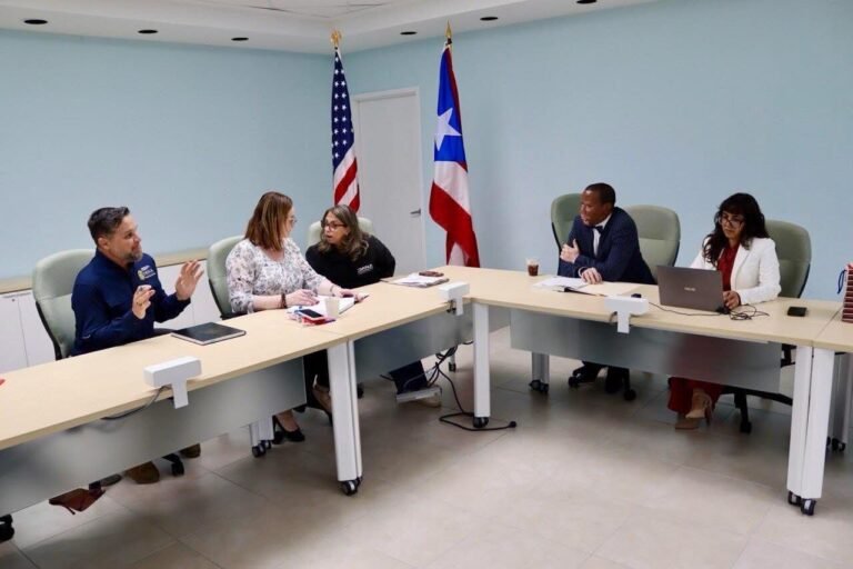 Líderes de la comunidad Parcelas Suárez se reunieron con el secretario Waldemar Quiles Pérez, quien presentó una alternativa “sin sacrificar la playa”