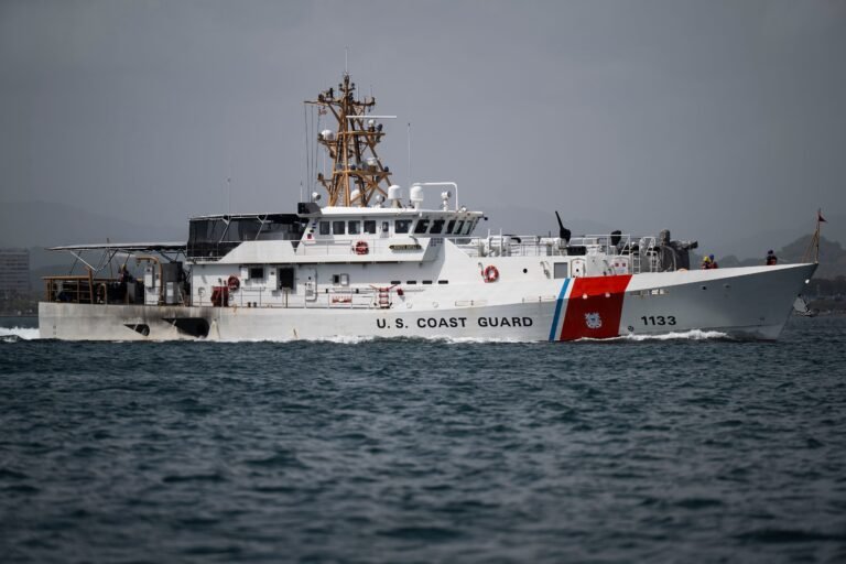 Una de las víctimas fue rescatada por la Guardia Costera mientras las autoridades continúan la búsqueda de la segunda