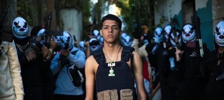 Junto al artista de música urbana también se arrestaron a otras tres personas que viajaban en el mismo vehículo