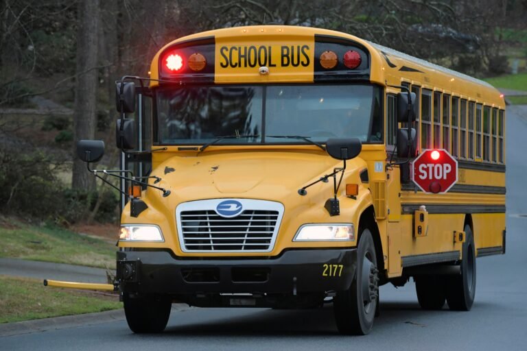 La Policía informó que el vehículo llevaba estudiantes a varias escuelas primarias y secundarias