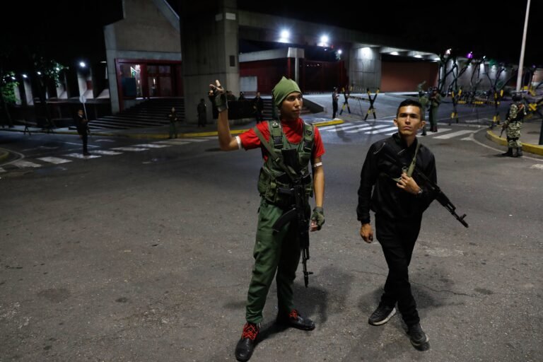 El presidente Donald Trump dijo en redes sociales que en el operativo, Nicolás Maduro y su esposa fueron capturados