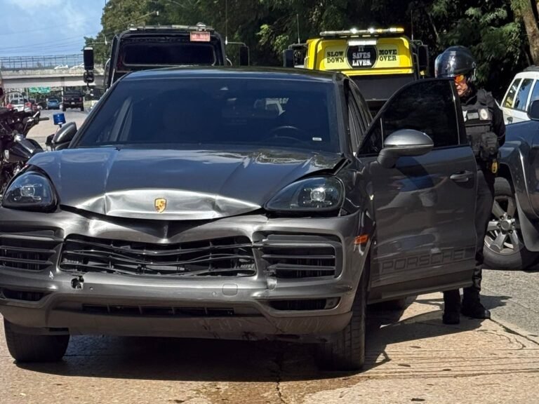 La Policía indicó que la conductora resultó con dos heridas bala, mientras que el individuo tiene hematomas tras haber sido atropellado