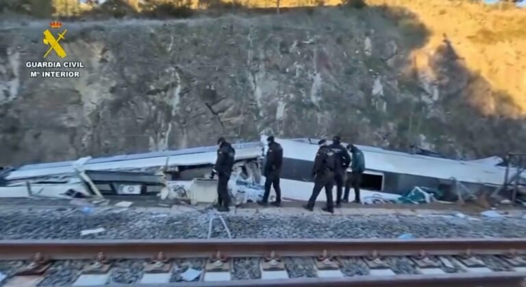 La colisión de trenes de alta velocidad del domingo ha dejado al menos 40 muertos y 159 heridos, mientras que las autoridades esperan más víctimas