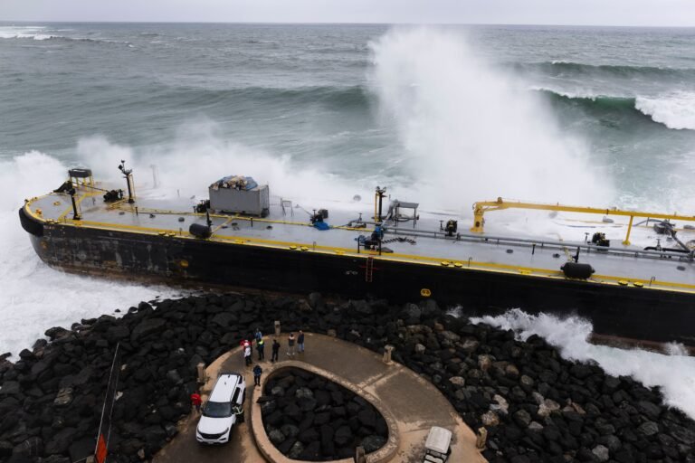 Al navío ya se le removieron los 1,000 galones de gasolina residual