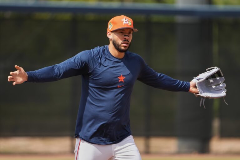 El boricua protagonizó un divertido reto de malabares junto a Jeremy Peña en los entrenamientos de primavera de Houston