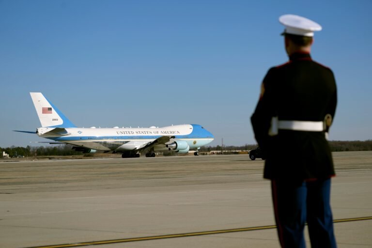 El nuevo diseño da un giro a la tradicional decoración del avión presidencial, que utilizaba únicamente gamas de azul celeste y blanco