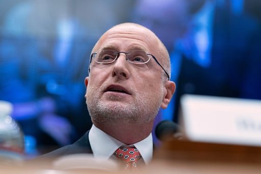 El presidente de la comisión, Brendan Carr, confirmó una investigación por violación a ese reglamento con los candidatos políticos