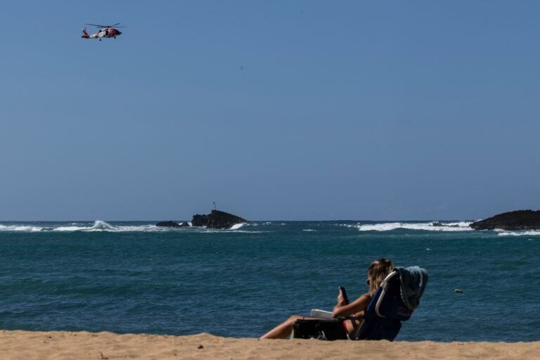 Las condiciones marítimas no han permitido que los buzos se sumerjan en una zona de interés