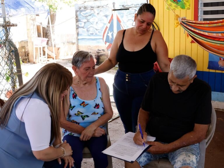 La secretaria de la Vivienda, Ciary Pérez Peña, visitó la residencia de la paciente de cáncer para formalizar el acuerdo en el barrio de Aguadilla, en donde su familia ha habitado por más de 140 años