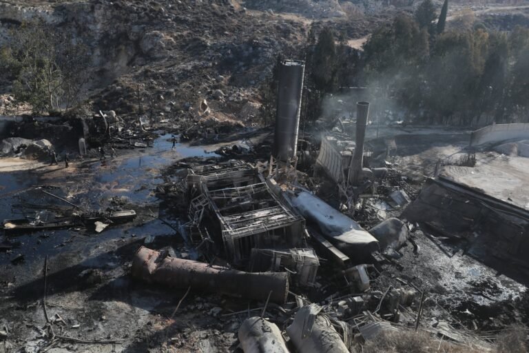 Más temprano el viernes, otro ataque israelí contra un campamento de refugiados palestinos en la ciudad portuaria de Sidón mató a dos personas